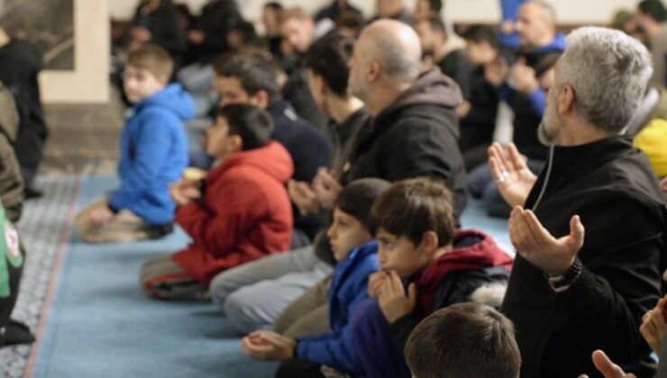 Pendik’te “Baba-Oğul Sabah Namazı Buluşması”