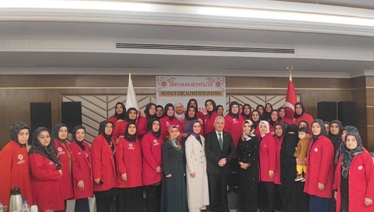 Adıyaman’da kadın kursiyerler Kur’an’a geçmenin sevincini yaşadı