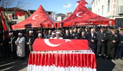 Eyüpsultan’da trafik kazasında şehit olan polis memuru Balıkesir’de son yolculuğuna uğurlandı