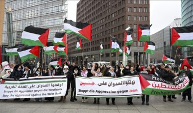 Almanya’da Filistin destekçileri, Trump’ın Filistinlileri yerinden etme planını protesto etti