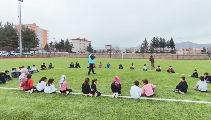 Camiden halı sahaya
