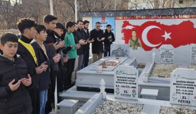 Ercişli gençlerden şehitlere vefa
