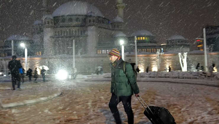 İstanbul’da kar şiddetini artırarak devam ediyor