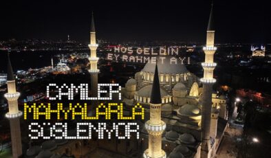 İstanbul’daki camiler mahyalarla süsleniyor