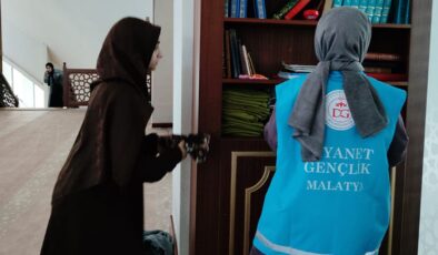 Üniversiteli gençler camilerini temizledi