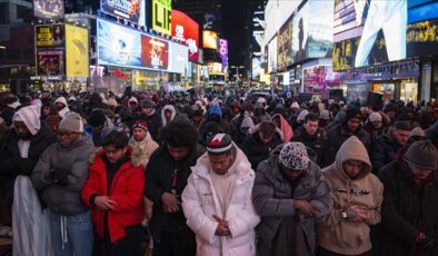 ABD’deki Times Meydanı’nda bir araya gelen Müslümanlar teravih namazı kıldı