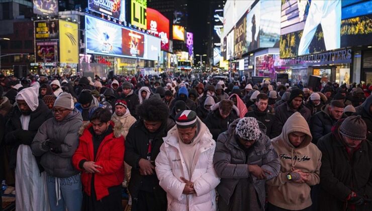 ABD’deki Times Meydanı’nda bir araya gelen Müslümanlar teravih namazı kıldı