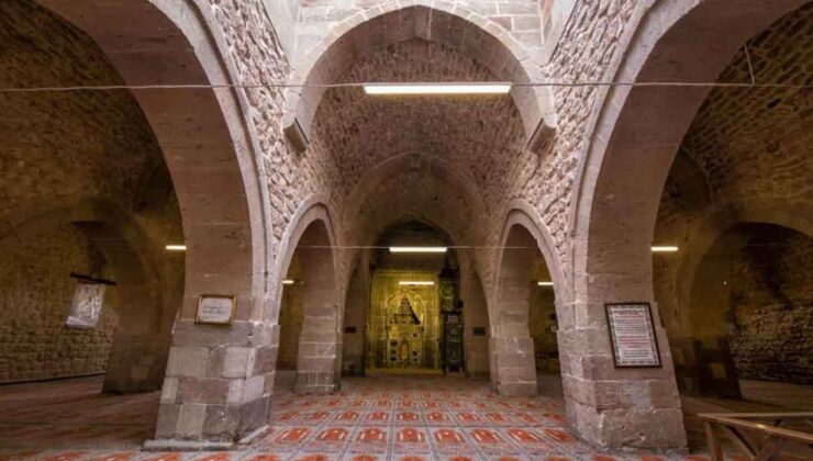 Bakan Ersoy’dan depremde hasar gören vakıf eserlerine ilişkin paylaşım