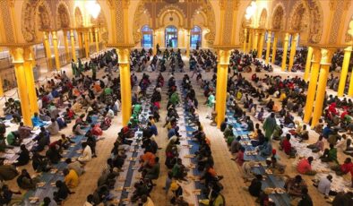 Batı Afrika’nın en büyük camisinde ilk iftar heyecanı