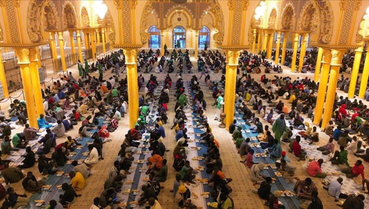 Batı Afrika’nın en büyük camisinde ilk iftar heyecanı