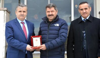 Elmadağ’da hayırseverlere plaket verildi