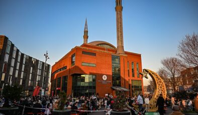 Hollanda’da “Cami Meydanı”nda düzenlenen sokak iftarına yaklaşık 1600 kişi katıldı