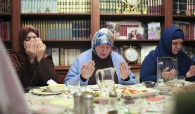 İspanyol ve Güney Amerikalı Müslüman turistler, Türk ailenin iftar sofrasında buluştu