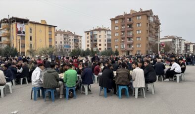 Konya’da iş insanı 6 kardeş, 16 yıldır mahalle sakinlerini iftarda buluşturuyor