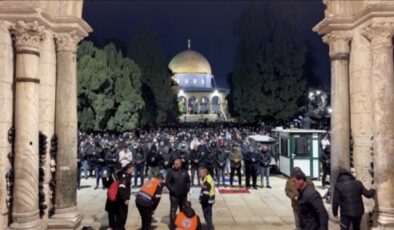 Mescid-i Aksa’da 80 binden fazla kişi teravih namazında saf tuttu