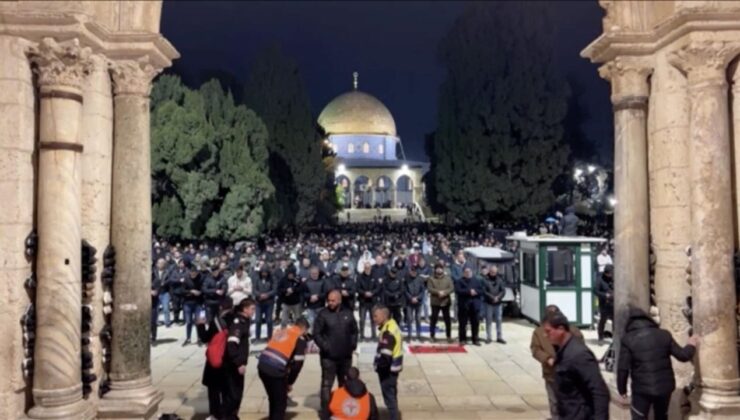 Mescid-i Aksa’da 80 binden fazla kişi teravih namazında saf tuttu