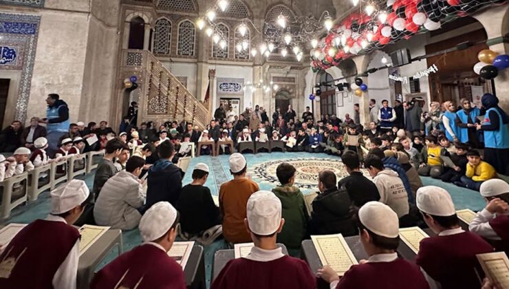 Muradiye Camii’nin Kur’an bülbülleri teravihte buluştu