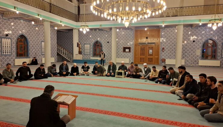 Gençler, “Ayet Ayet Diriliş Kampı”nda camide buluştu