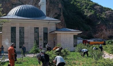 İmece geleneğiyle camiyi temizlediler