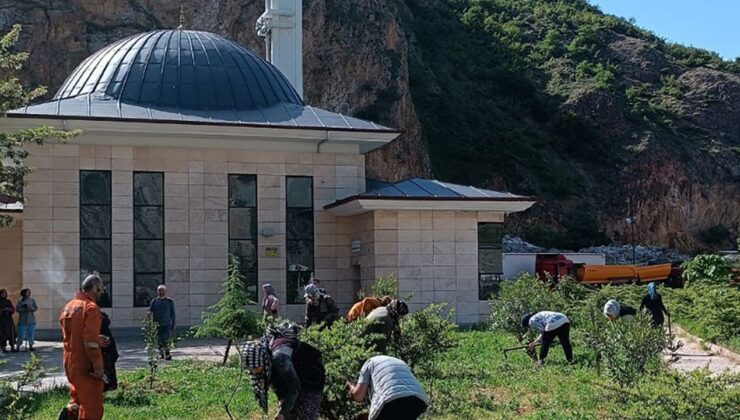 İmece geleneğiyle camiyi temizlediler