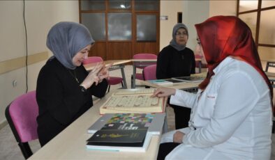 İşitme engelli kadınlar işaret diliyle Kur’an-ı Kerim öğreniyor