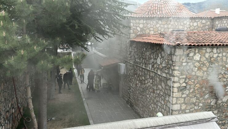 Tokat’ta tarihi camide çıkan yangın söndürüldü