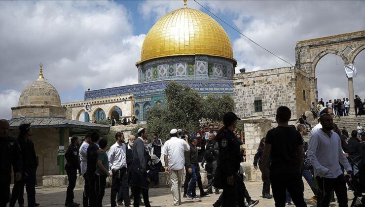 Fanatik Yahudiler, Mescid-i Aksa’ya baskın düzenledi