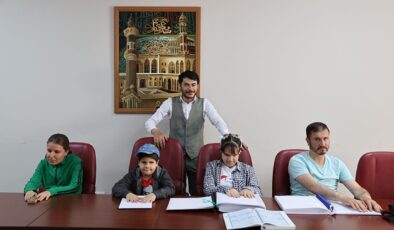 Görme engelliler parmaklarının ucuyla Kur’an-ı Kerim okumayı öğreniyor