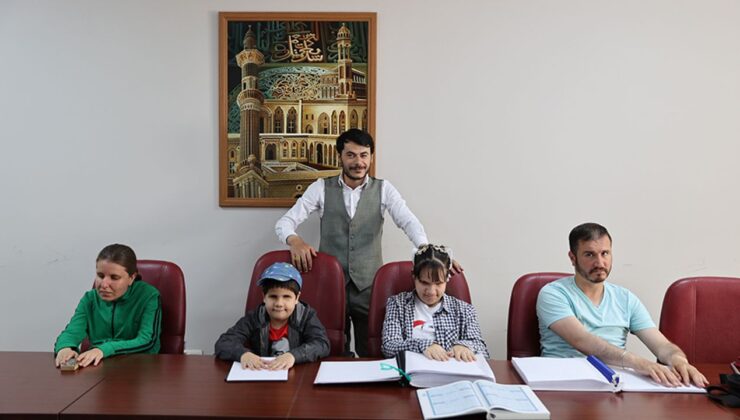 Görme engelliler parmaklarının ucuyla Kur’an-ı Kerim okumayı öğreniyor