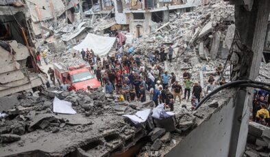 İşgalcilerin Gazze’de bir klinik ile mescide düzenlediği saldırıda 13 kişi şehit oldu