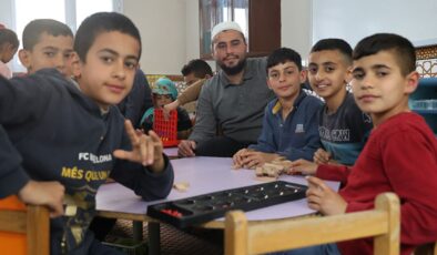 Kırıkhan’daki örnek imam çocuk cemaatiyle dikkat çekiyor