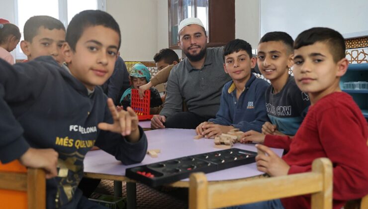 Kırıkhan’daki örnek imam çocuk cemaatiyle dikkat çekiyor