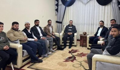 Saray’da mum dibini ışıtıyor