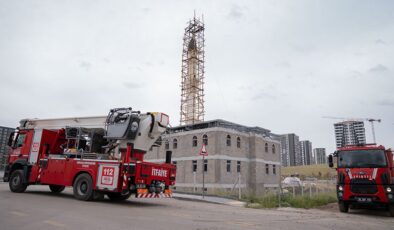 Sincan’da yapımı devam eden cami minaresine yıldırım isabet etti