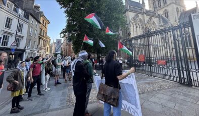 Cambridge öğrencileri, İsrail’le ilişkilerin kesilmesi talebiyle çadırlar kurarak eylem başlattı
