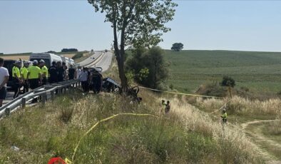 Edirne’de ağaca çarpan otomobildeki 5 kişi öldü, 1 kişi yaralandı
