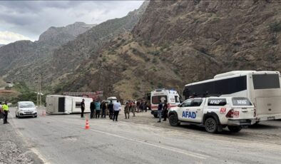 Hakkari’de midibüsün devrilmesi sonucu 12 asker yaralandı