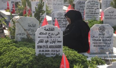 Kurban Bayramı’nın ilk gününde şehitlik ve mezarlıkları ziyaret edenler yakınları için dua okudu