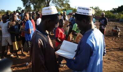 TDV gönüllüleri Mozambik’te Kur’an-ı Kerim ve kurban eti dağıttı