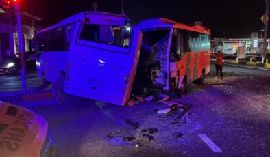 Antalya’da 3 midibüsün karıştığı kazada 6 kişi yaralandı