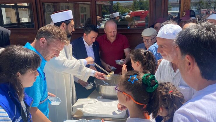 Espiye’de vatandaşlara aşure dağıtıldı