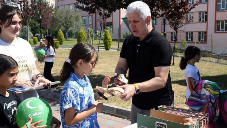 Yeşilay, Kastamonu’da yaz Kur’an kursuna katılan çocuklara ev yapımı yiyecekler ikram ediyor