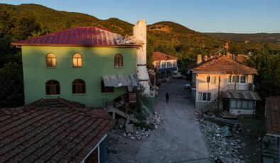 Balıkesir Sındırgı merkezli depremlerin hasara neden olduğu mahallelerin sakinleri geceyi sokakta geçirdi