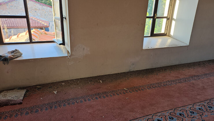 Balıkesir Sındırgı’daki 6,1’lik depremde cami hasar gördü