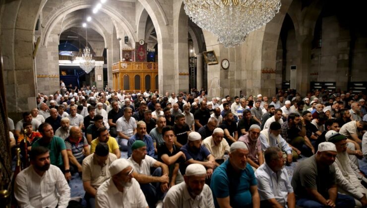 Kayseri’de gurbetçiler tarihi camide sabah namazında buluştu