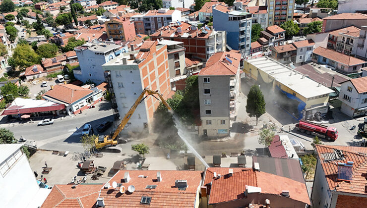 Sındırgı’da ağır hasarlı binaların yıkımı sürüyor