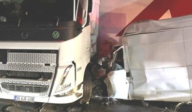 TAG Otoyolu’nda tırla minibüsün çarpışması sonucu 1 kişi öldü, 1 kişi yaralandı