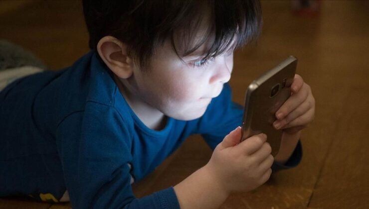 Erken yaşta telefon kullanımı çocukların gelişimini tehdit ediyor