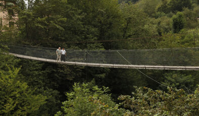 Merhum babasının isteğini yerine getirdi, camiye kolay ulaşmak için asma köprü yaptı