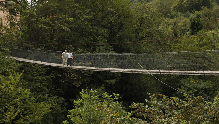 Merhum babasının isteğini yerine getirdi, camiye kolay ulaşmak için asma köprü yaptı